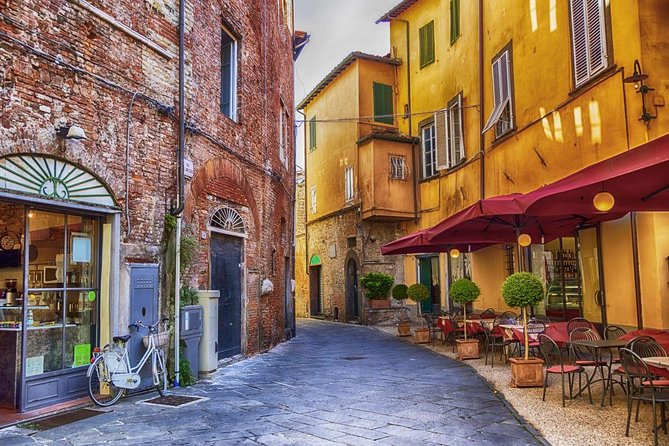 Le mura rinascimentali e la Torre Guinigi nel centro storico di Lucca