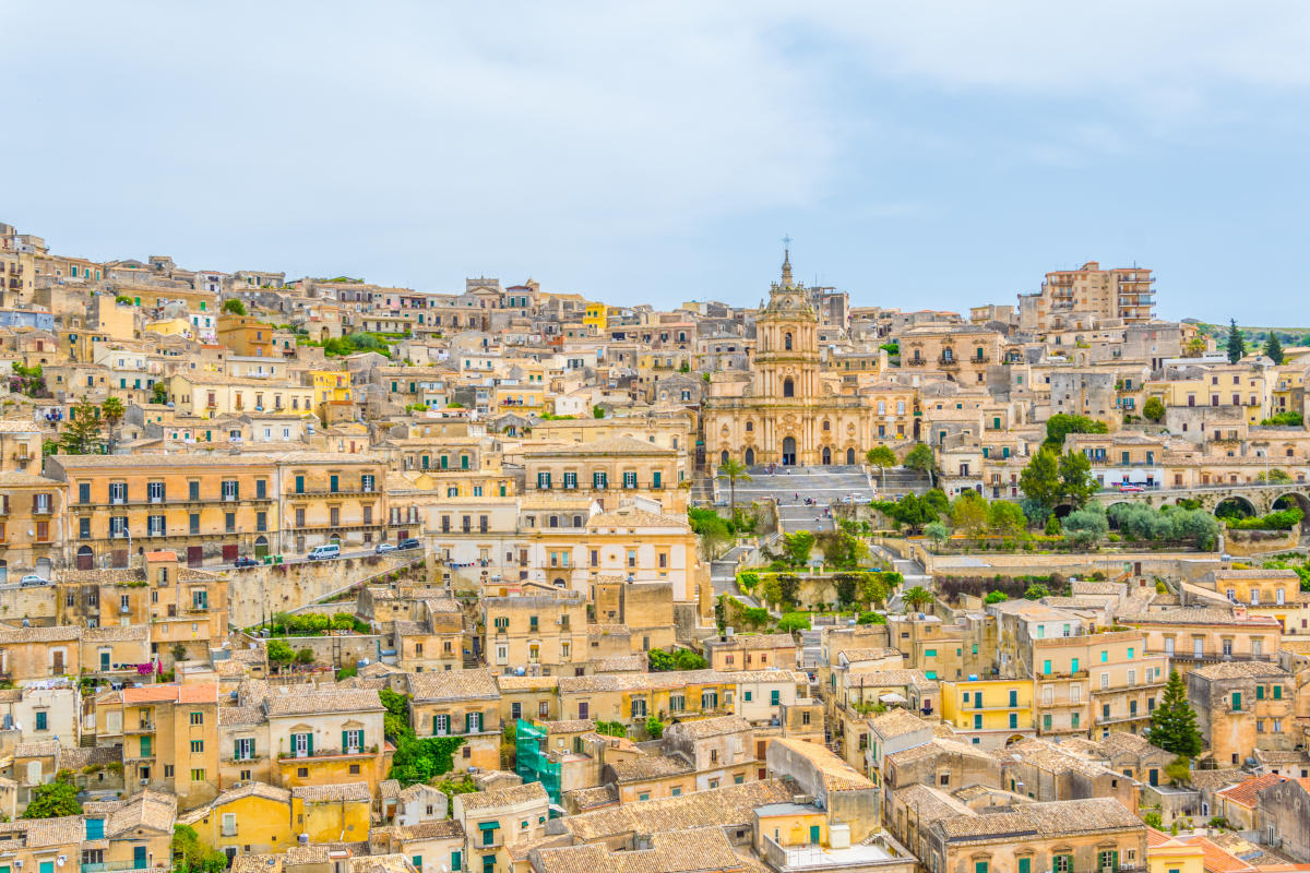 Il centro storico barocco di Modica con il Duomo di San Giorgio e la scalinata in Val di Noto