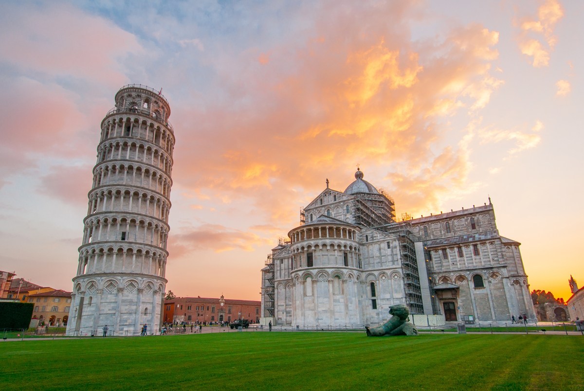 La Torre pendente di Pisa in Piazza dei Miracoli in Toscana