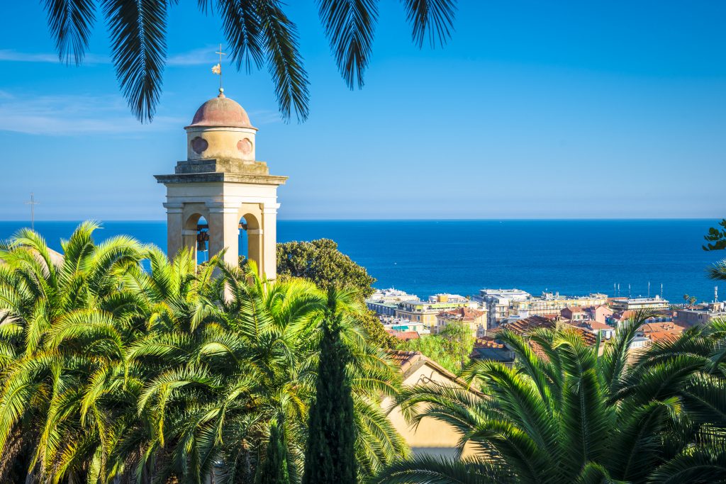Veduta del lungomare e dei palazzi affacciati sulla costa di Sanremo, in Liguria