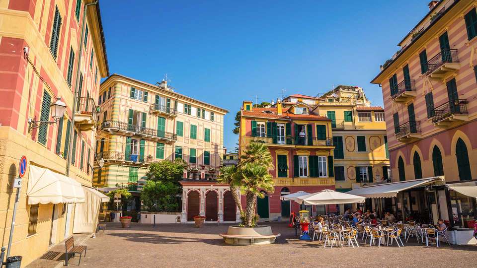 Il porto e la fortezza del Priamar affacciati sul mare a Savona, in Liguria