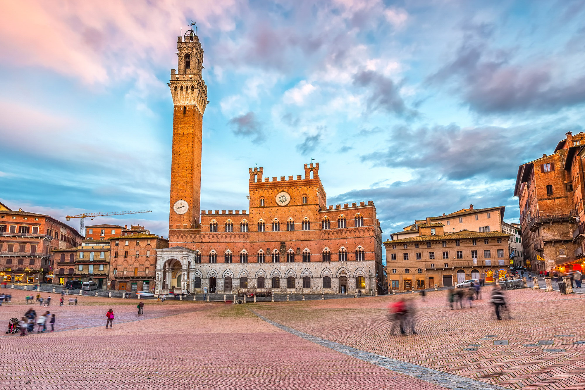 Piazza del Campo con la Torre del Mangia e il Palazzo Pubblico a Siena, in Toscana