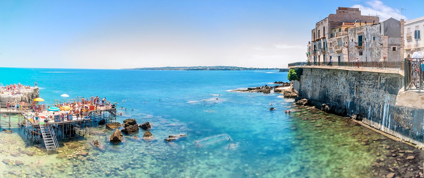 Il Duomo barocco di Ortigia nel centro storico di Siracusa, in Sicilia