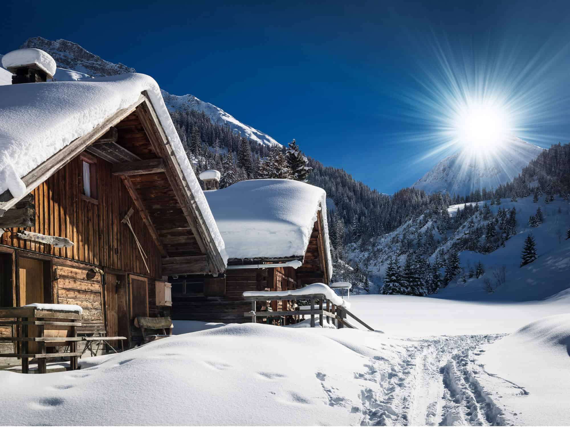 Paesaggio montano innevato dell'Abetone con piste da sci sull'Appennino toscano