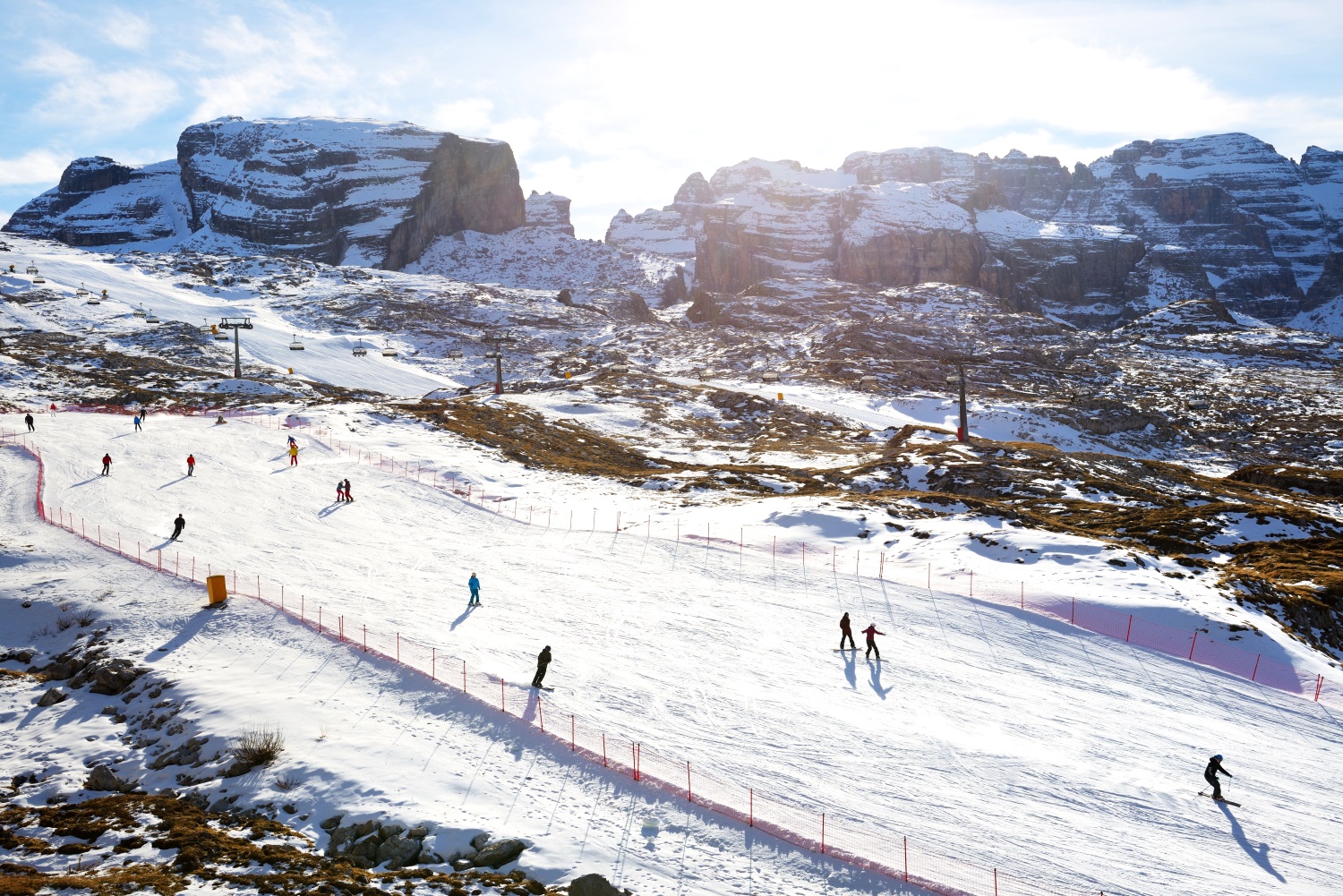 Le piste e le baite di Folgarida circondate dalle montagne della Val di Sole