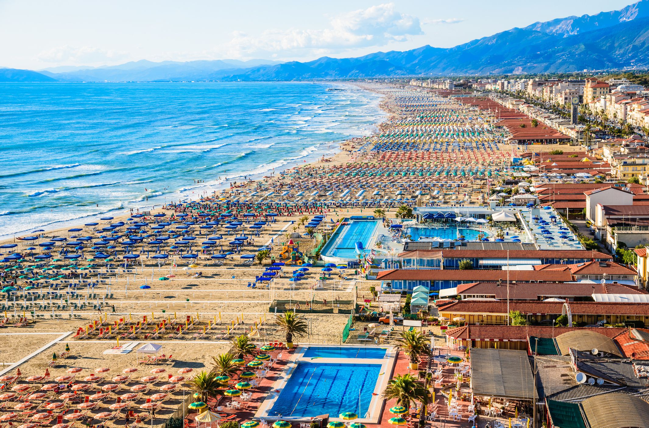 Il pontile di Forte dei Marmi sul mare con le Alpi Apuane sullo sfondo