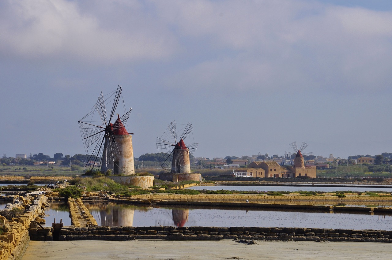Veduta del centro storico di Marsala con le saline e il mare sullo sfondo