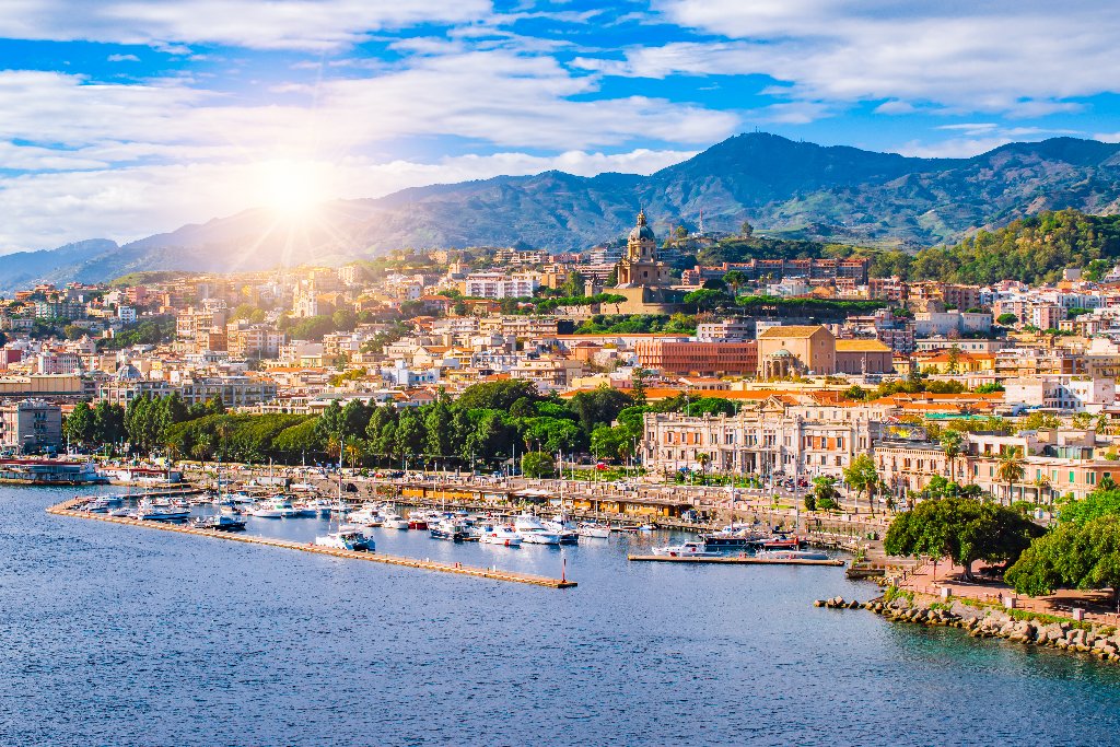 Il Duomo di Messina con il campanile e la piazza antistante nel centro storico siciliano