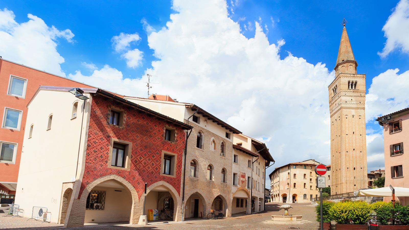 Il centro storico di Pordenone con i palazzi affrescati lungo il Corso Vittorio Emanuele