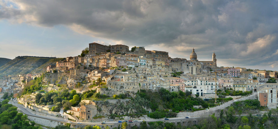 Il centro storico barocco di Ragusa Ibla arroccato sulla collina siciliana