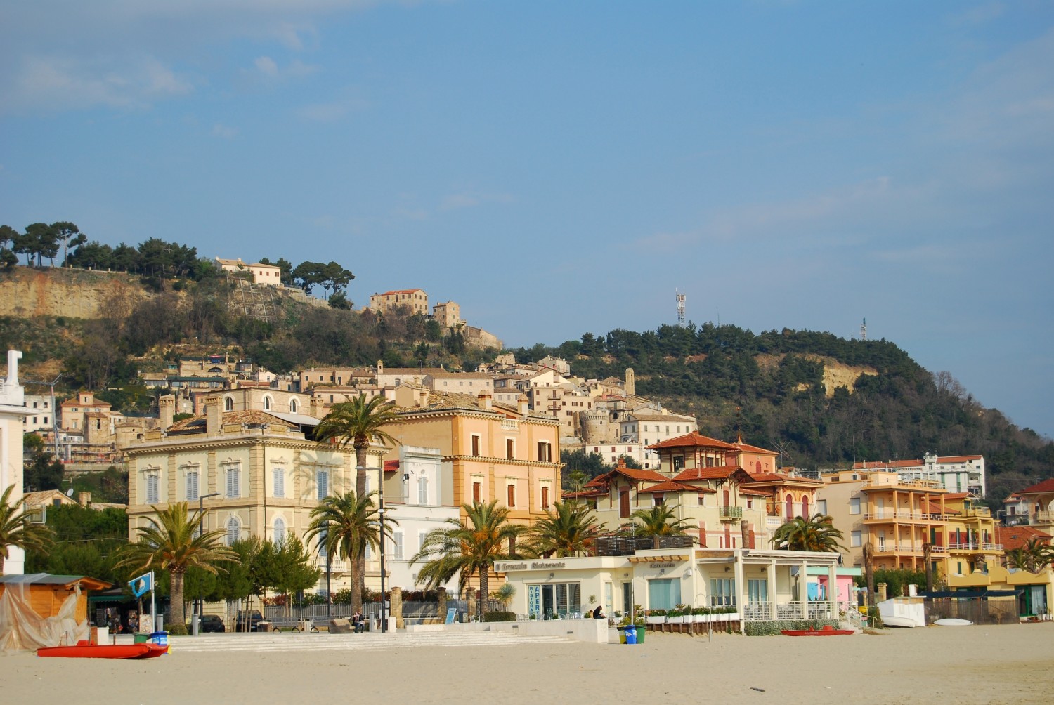 Lungomare alberato e spiaggia di San Benedetto del Tronto sull'Adriatico