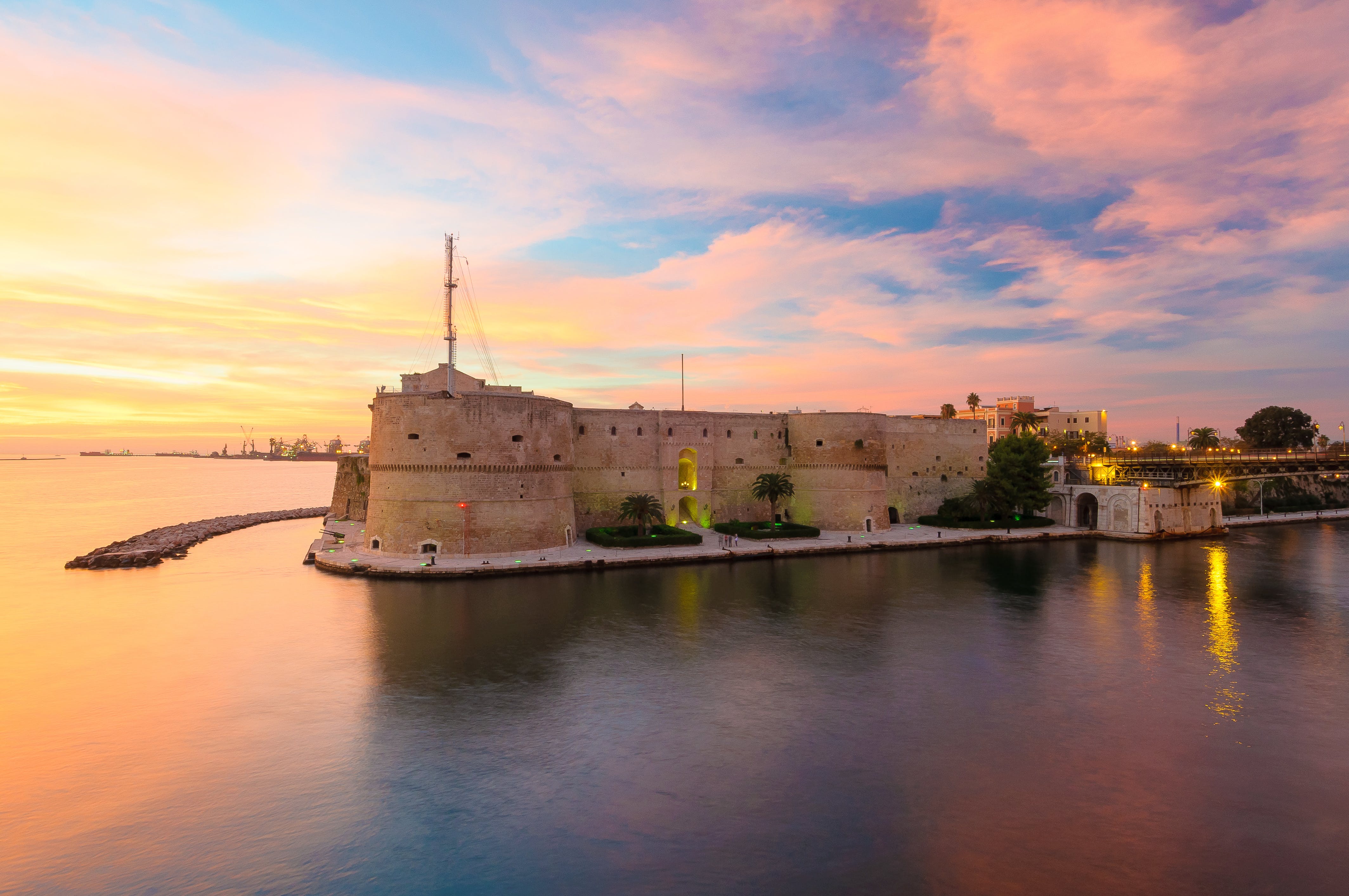 Il Castello Aragonese di Taranto affacciato sul mare con il Ponte Girevole in Puglia