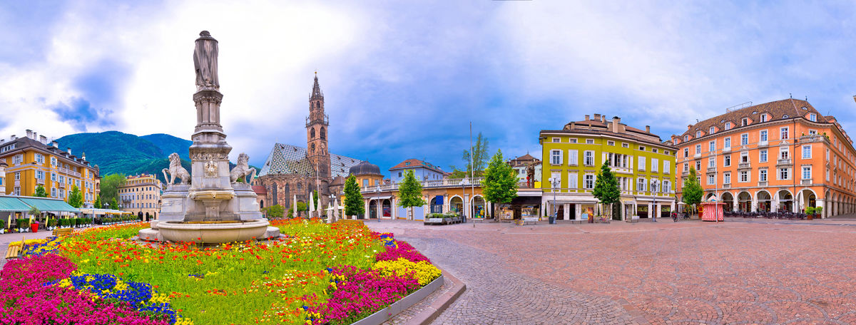 Il centro storico di Bolzano con le Dolomiti sullo sfondo