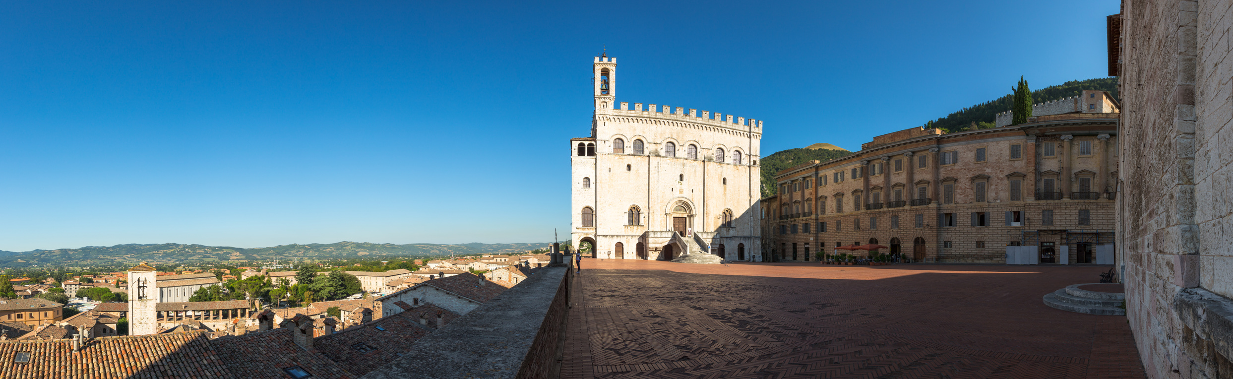 Piazza Grande e il Palazzo dei Consoli a Gubbio, in Umbria