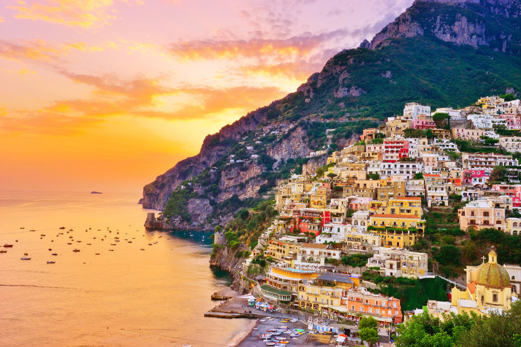 Le case colorate di Positano arroccate sulla collina che digrada verso il mare in Costiera Amalfitana