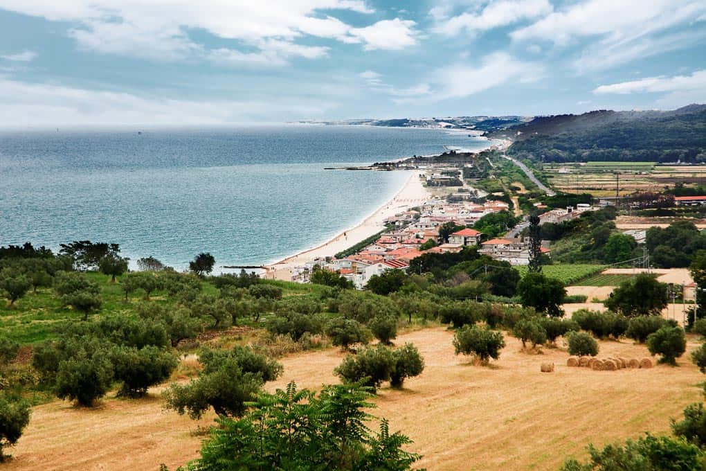 La costa di Vasto Marina con le spiagge e i trabocchi affacciati sul mare Adriatico in Abruzzo