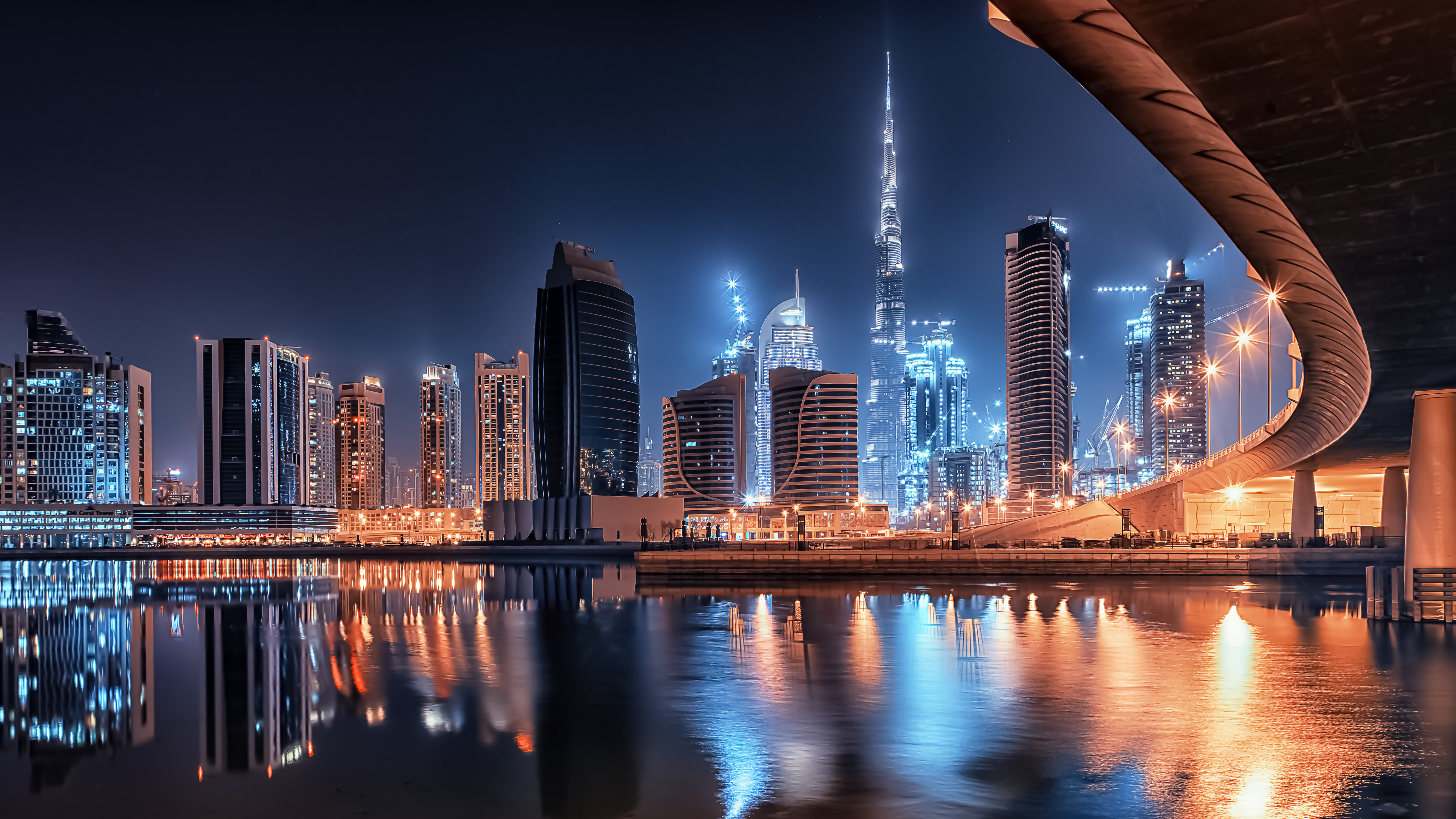 Lo skyline di Dubai con il grattacielo Burj Khalifa al tramonto