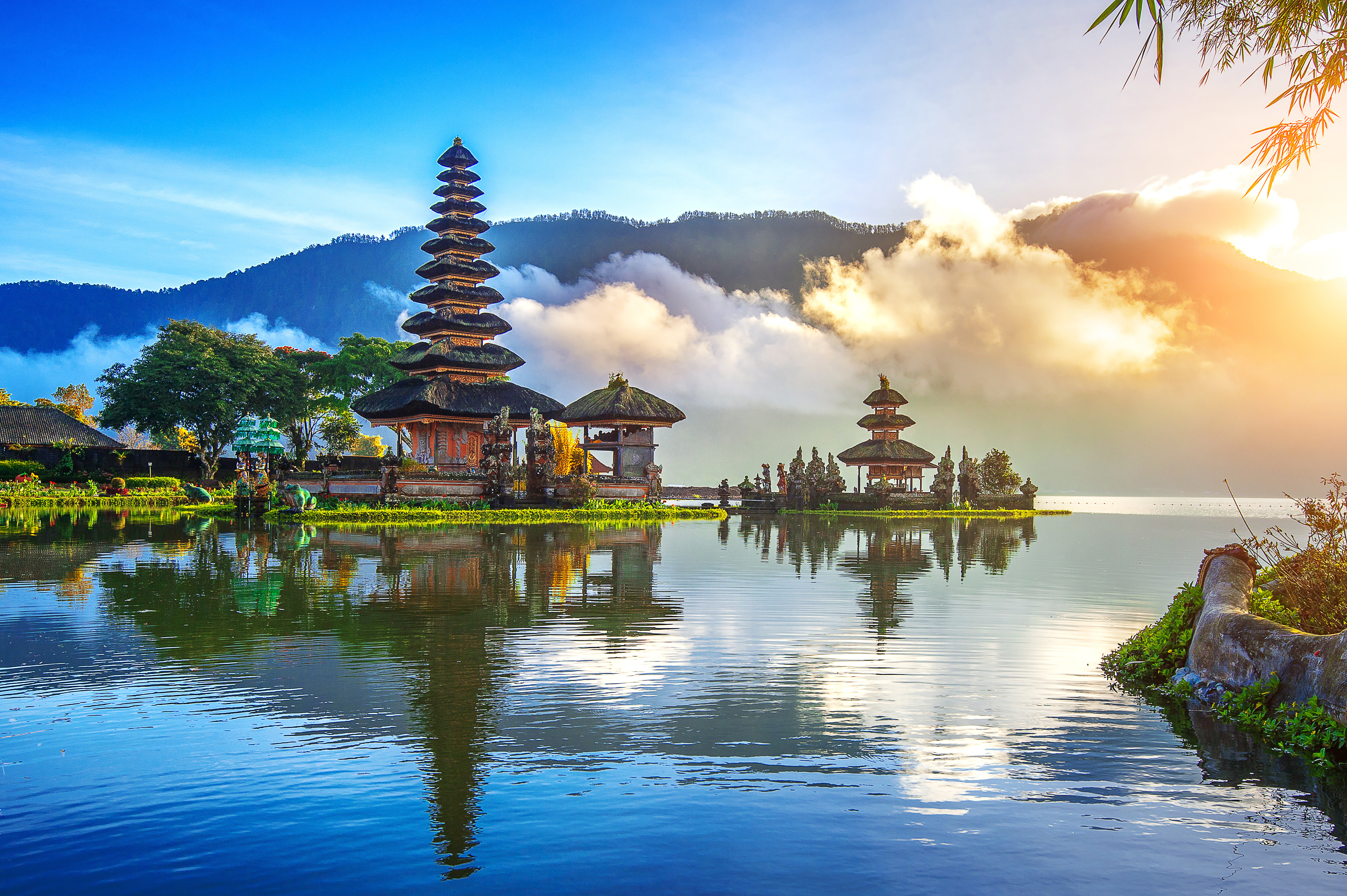 Risaie a terrazze e templi immersi nel verde dell'isola di Bali in Indonesia