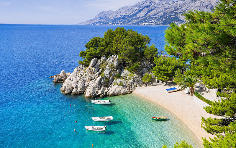 Le mura e i tetti rossi della città vecchia di Dubrovnik affacciati sul mare