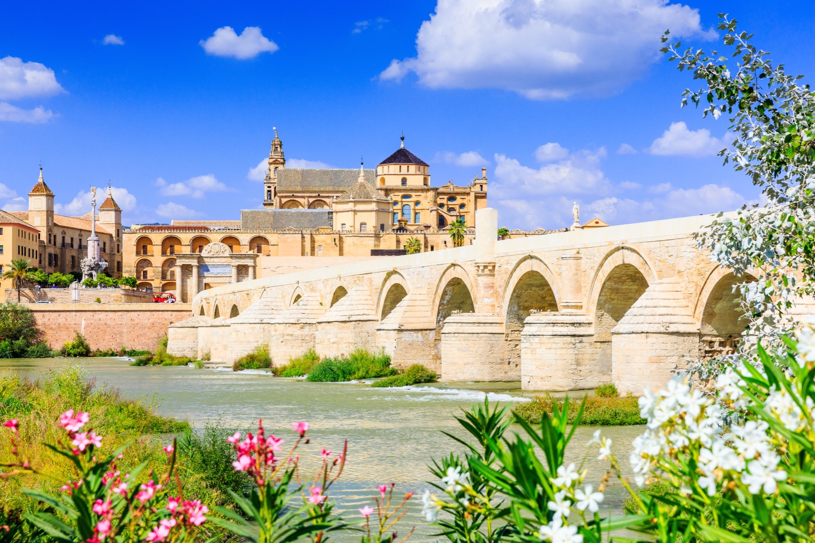 Gli archi a strisce rosse e bianche della Mezquita di Cordova in Andalusia