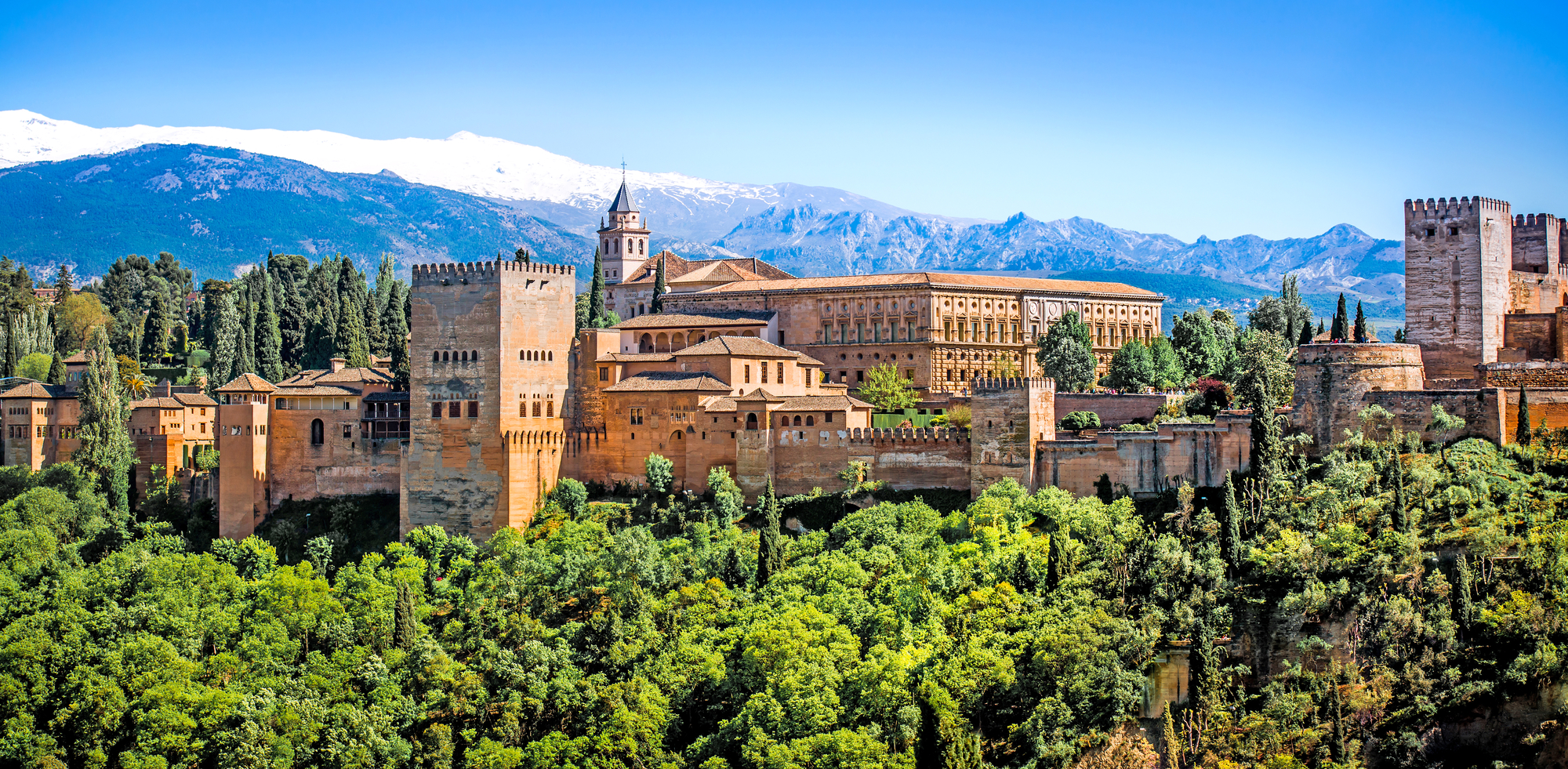 L'Alhambra di Granada con la Sierra Nevada innevata sullo sfondo