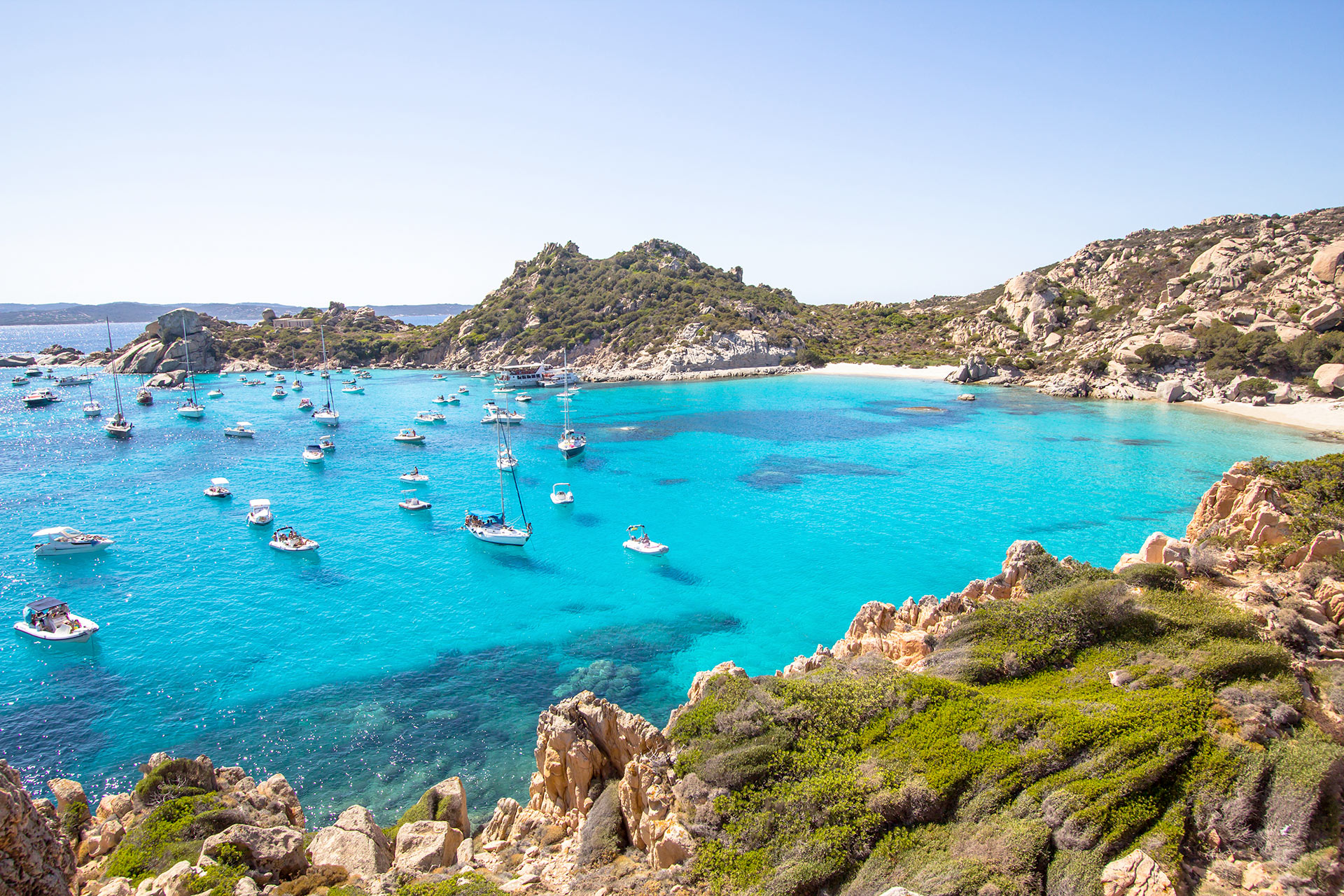 Spiaggia dalle acque trasparenti nell'arcipelago di La Maddalena in Sardegna