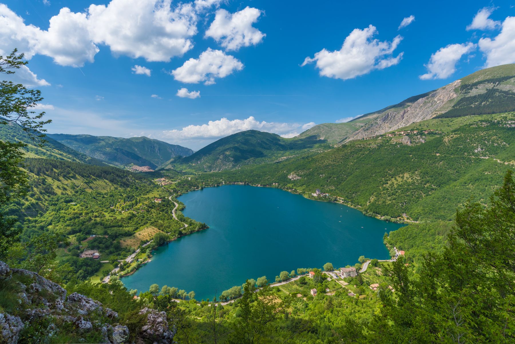 Il Lago di Scanno a forma di cuore tra i monti dell'Abruzzo