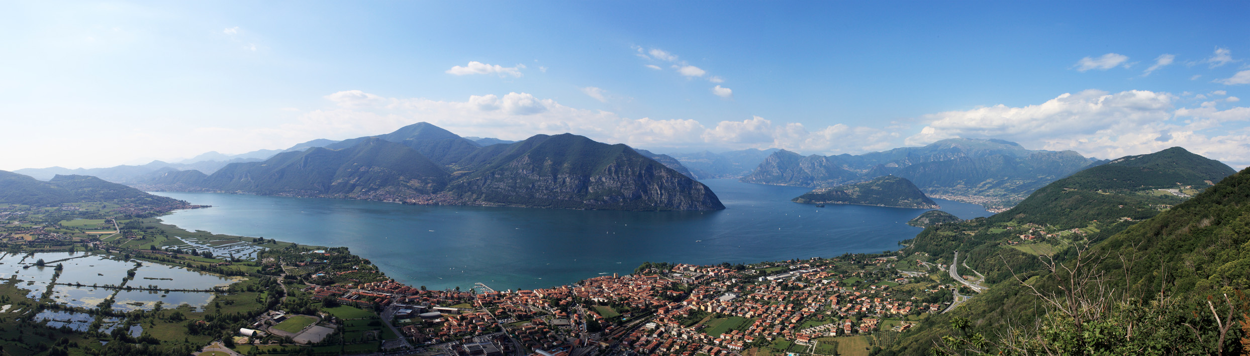 Veduta panoramica del Lago d'Iseo con Monte Isola in Lombardia