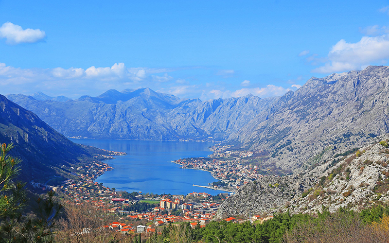 Veduta della baia di Kotor in Montenegro tra montagne e mare Adriatico
