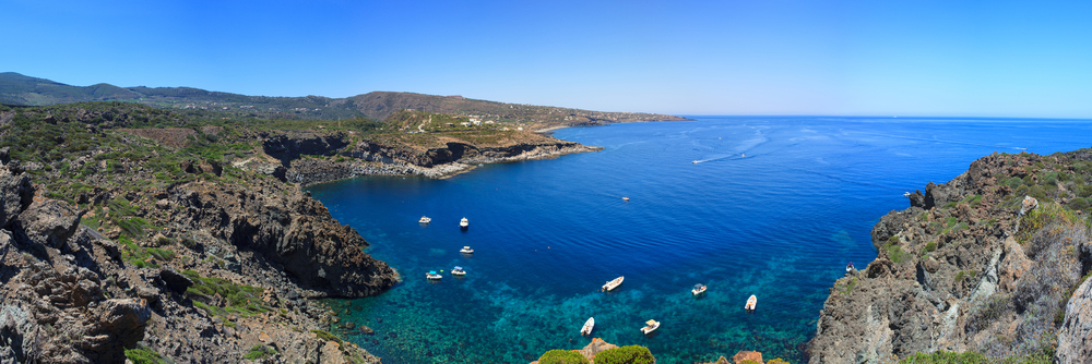 La costa rocciosa di Pantelleria con il mare cristallino del Mediterraneo