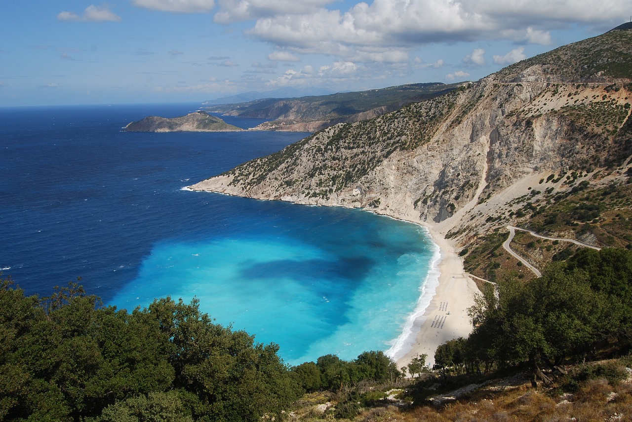 Spiaggia con scogliera bianca e mare turchese sull'isola di Cefalonia in Grecia