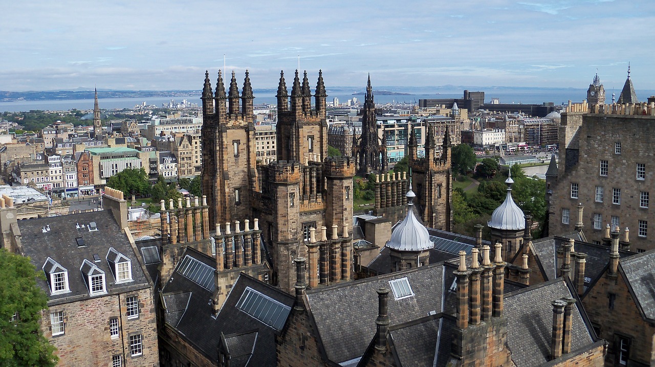 Il castello di Edimburgo dominante la città vecchia in Scozia