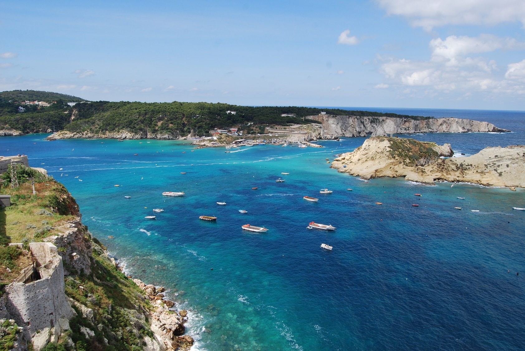 Le coste frastagliate delle Isole Tremiti nel Mar Adriatico a nord della Puglia