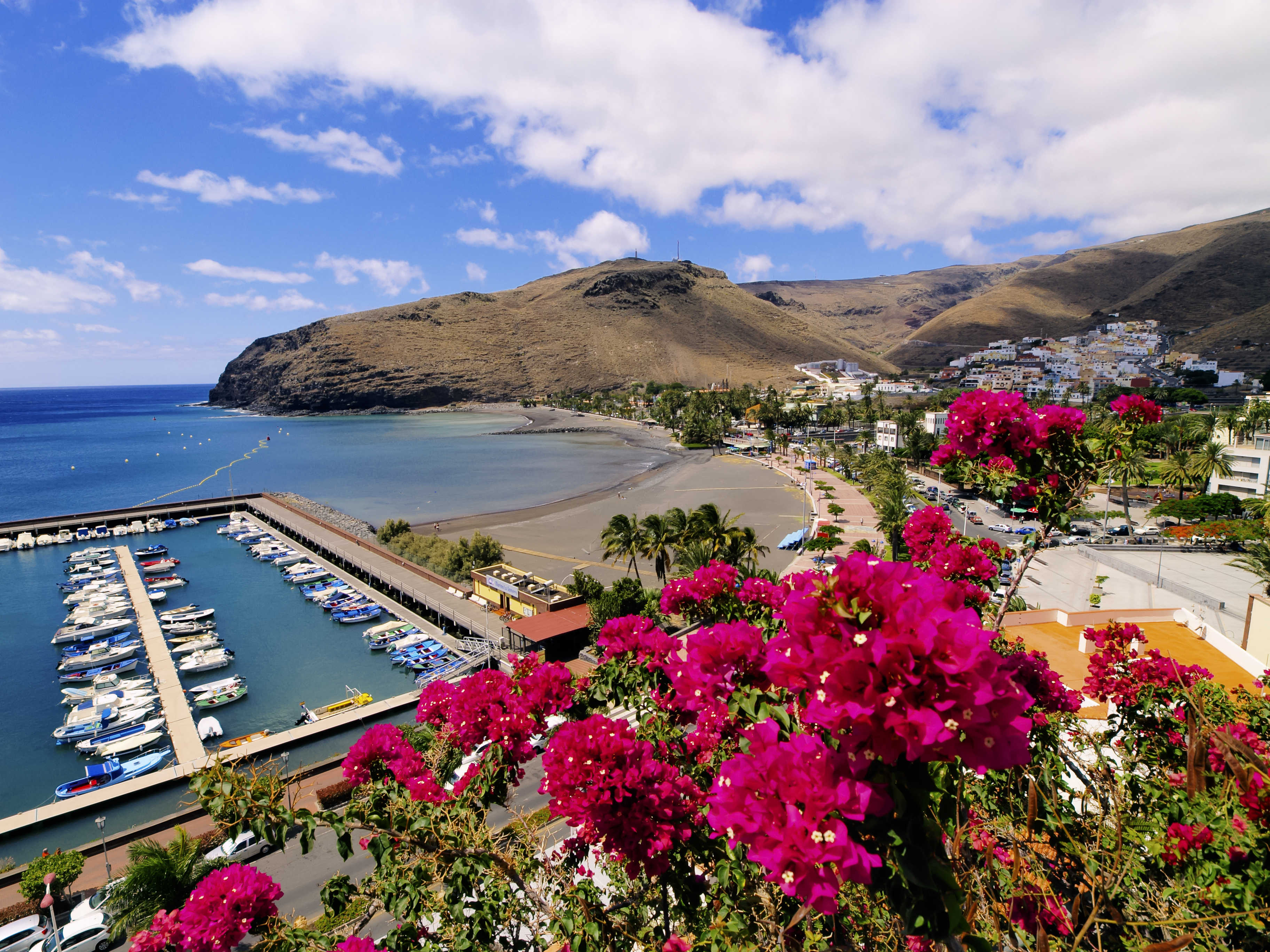 La natura verde e le coste vulcaniche dell'isola di La Gomera alle Canarie