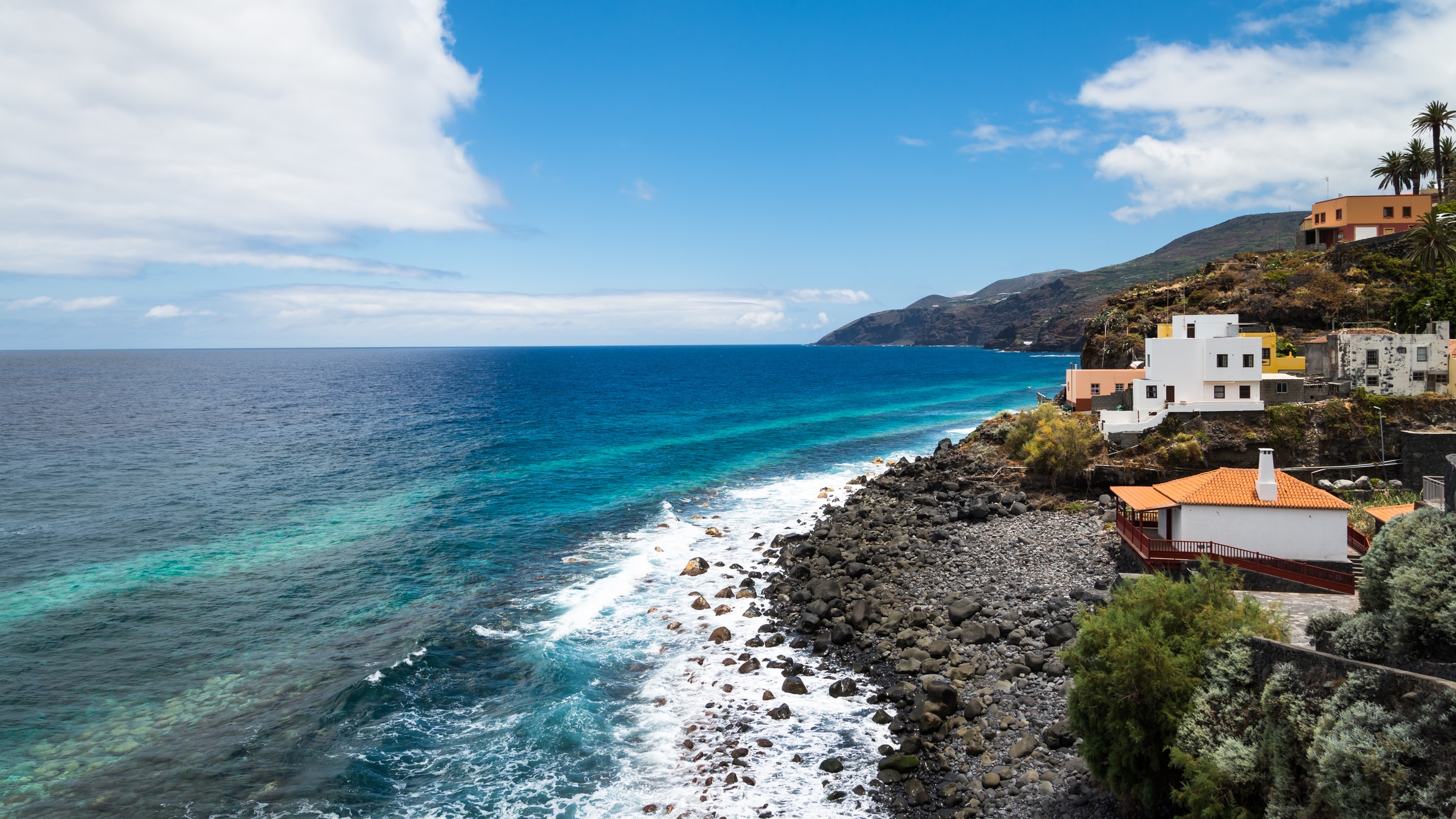 Costa vulcanica e vegetazione rigogliosa dell'isola di La Palma alle Canarie