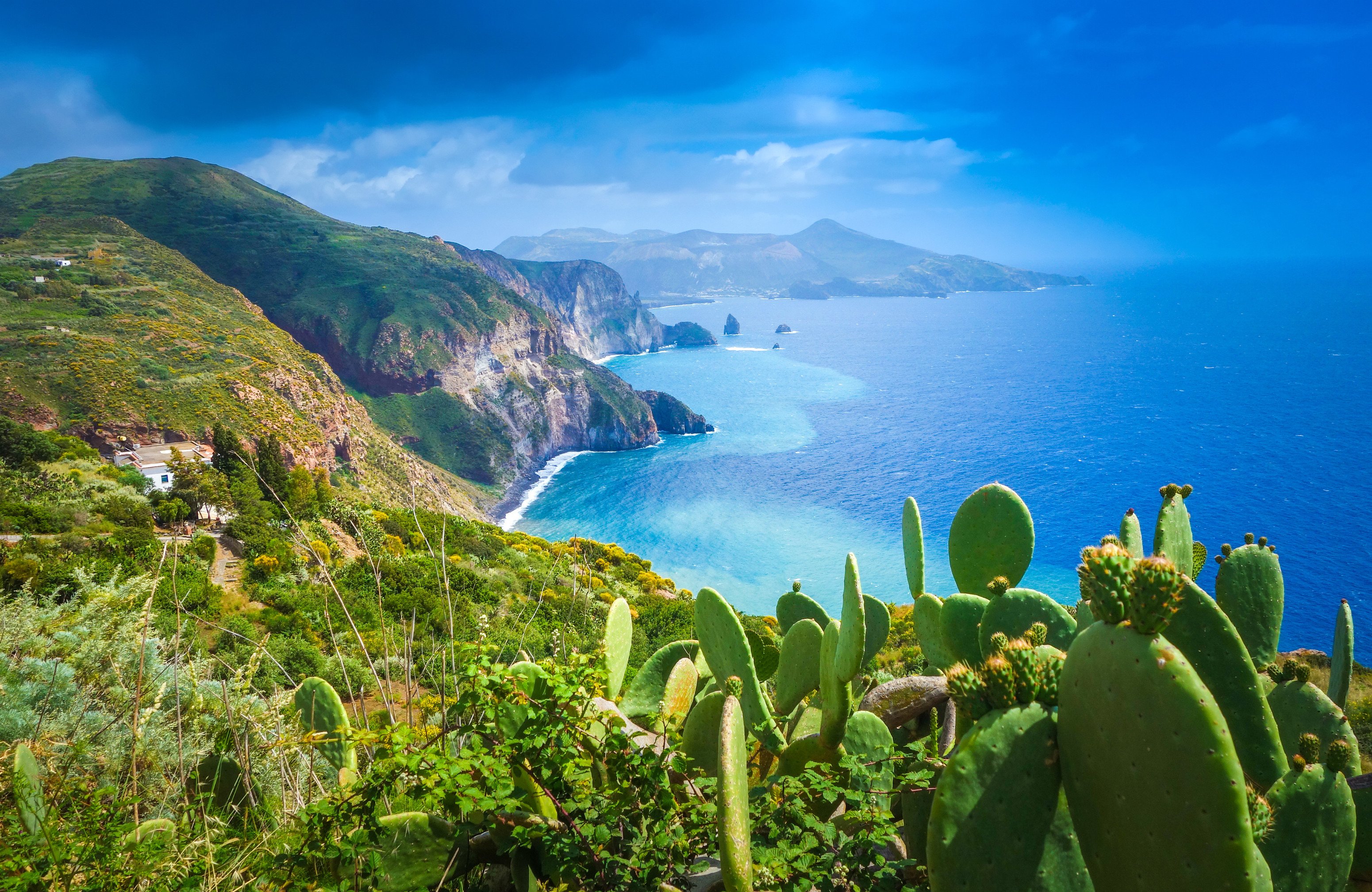 Veduta del porto e del castello di Lipari nell'arcipelago delle Eolie