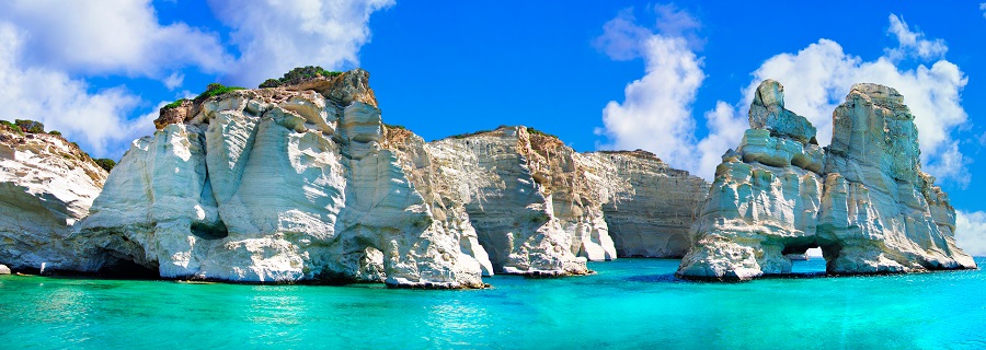 Le formazioni rocciose bianche e il mare turchese della spiaggia di Sarakiniko a Milos