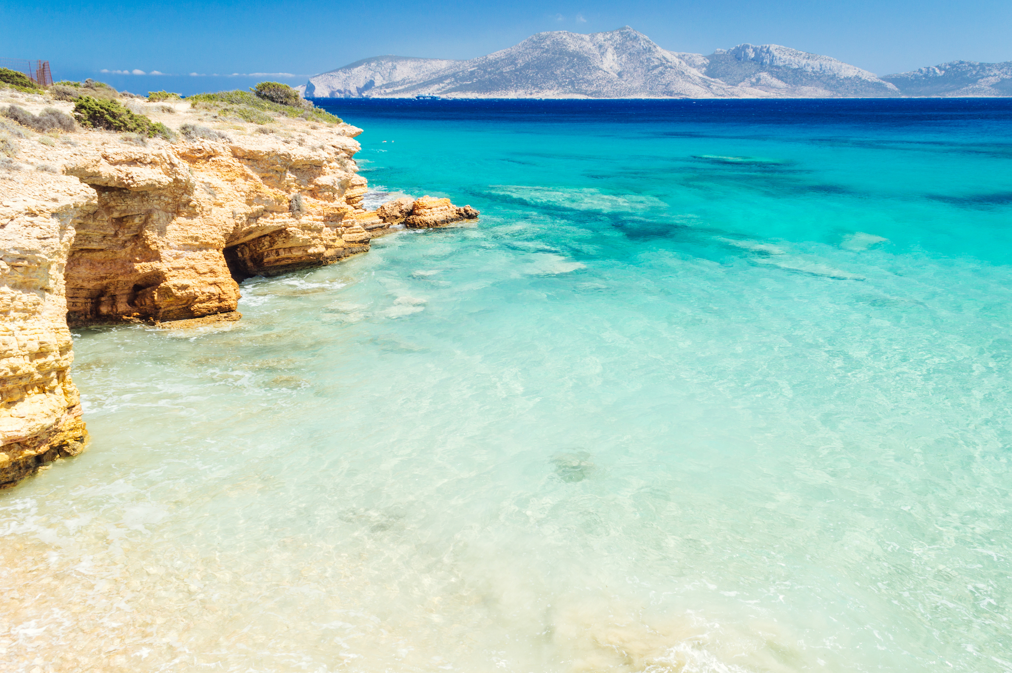 Spiaggia e mare cristallino dell'isola greca di Naxos nell'Egeo