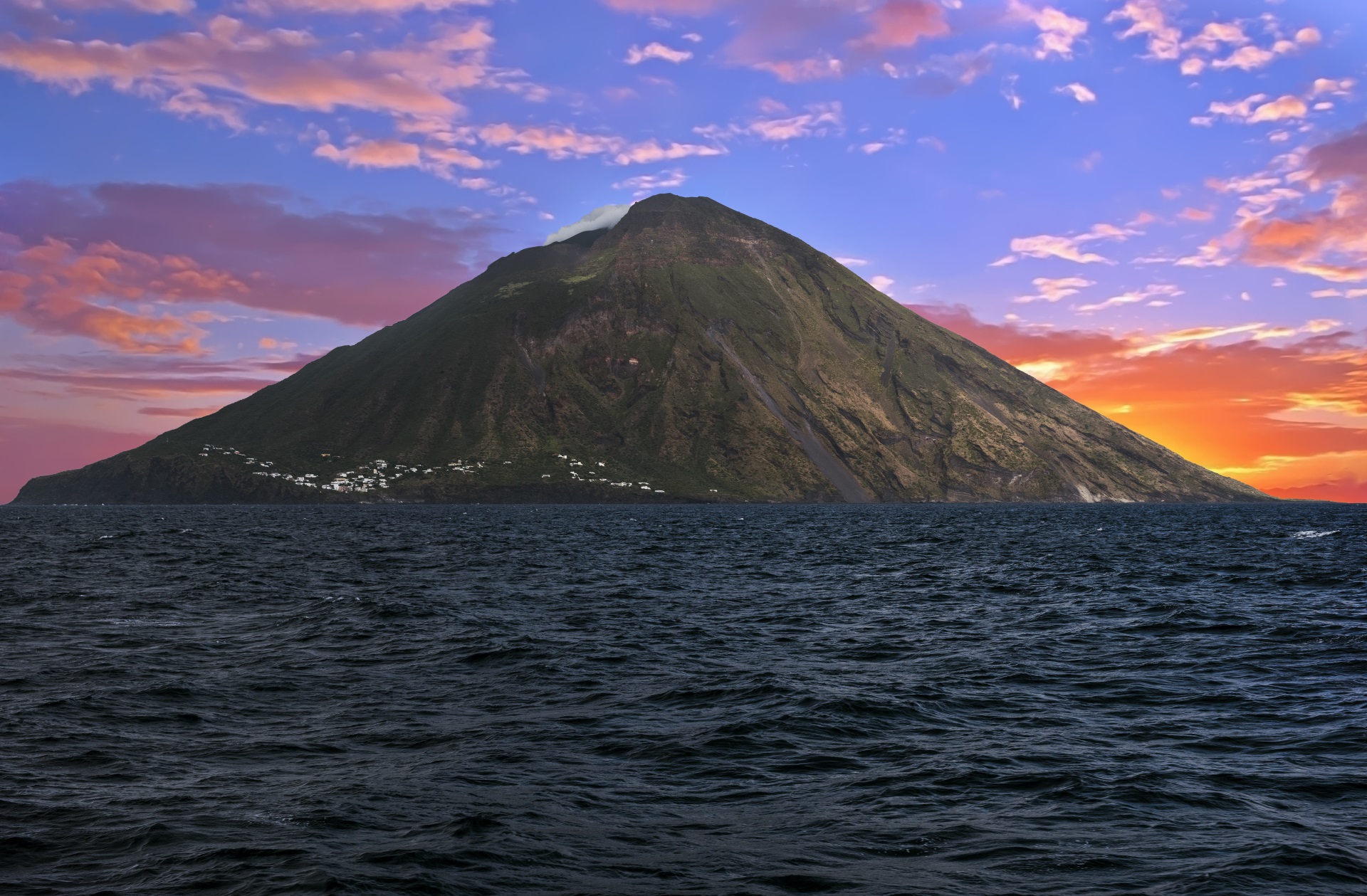Il vulcano di Stromboli che si erge sull'isola e sul mare delle Eolie in Sicilia