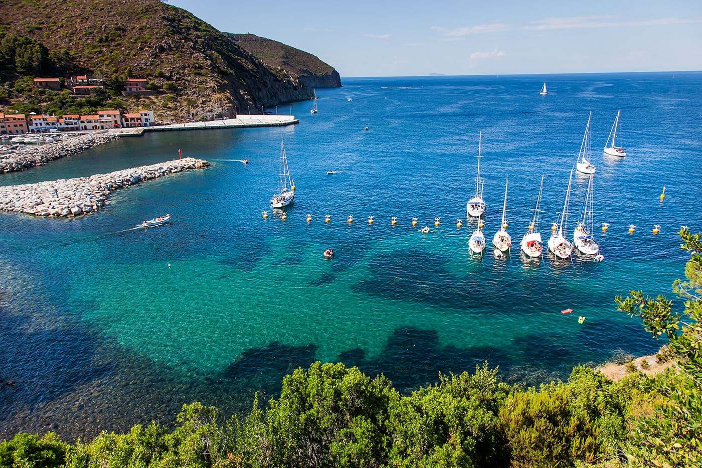 La costa rocciosa e il mare cristallino dell'isola di Capraia nell'arcipelago toscano