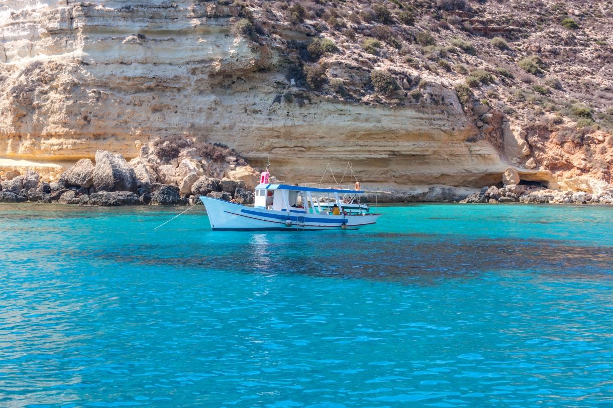 Le case colorate e la costa vulcanica dell'isola di Linosa nelle Pelagie