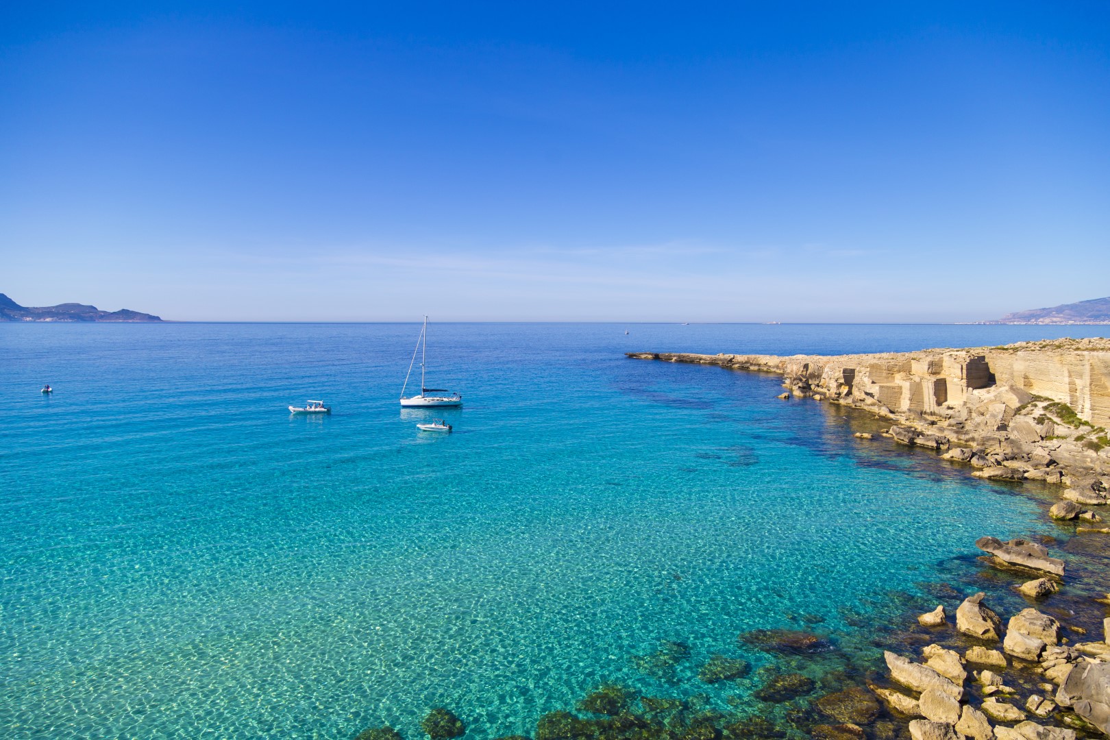 Il porticciolo e le case bianche dell'isola di Marettimo nelle Egadi