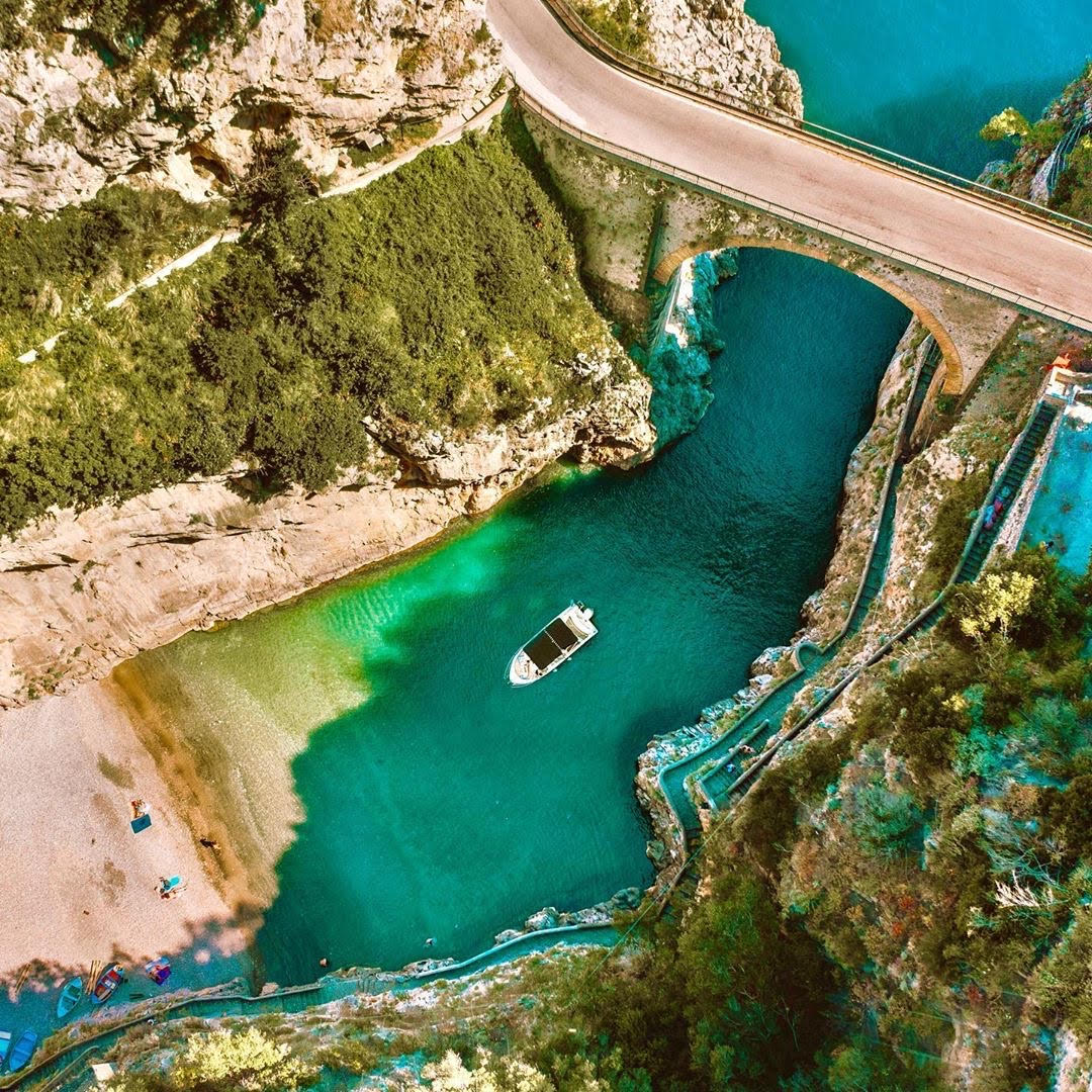 Il Fiordo di Furore con la piccola spiaggia e il ponte in Costiera Amalfitana