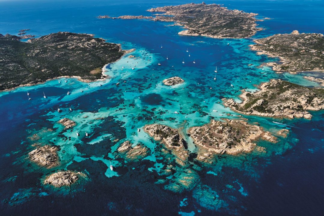 Cala con sabbia chiara e mare turchese nell'arcipelago della Maddalena