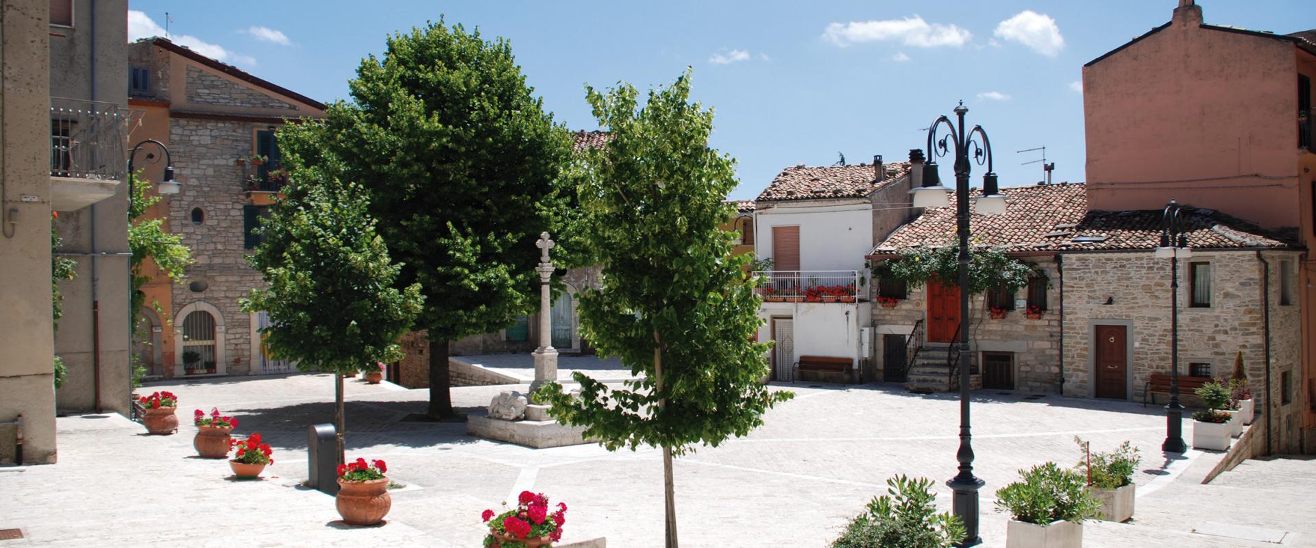 Veduta del borgo di Frosolone incastonato tra le montagne del Molise