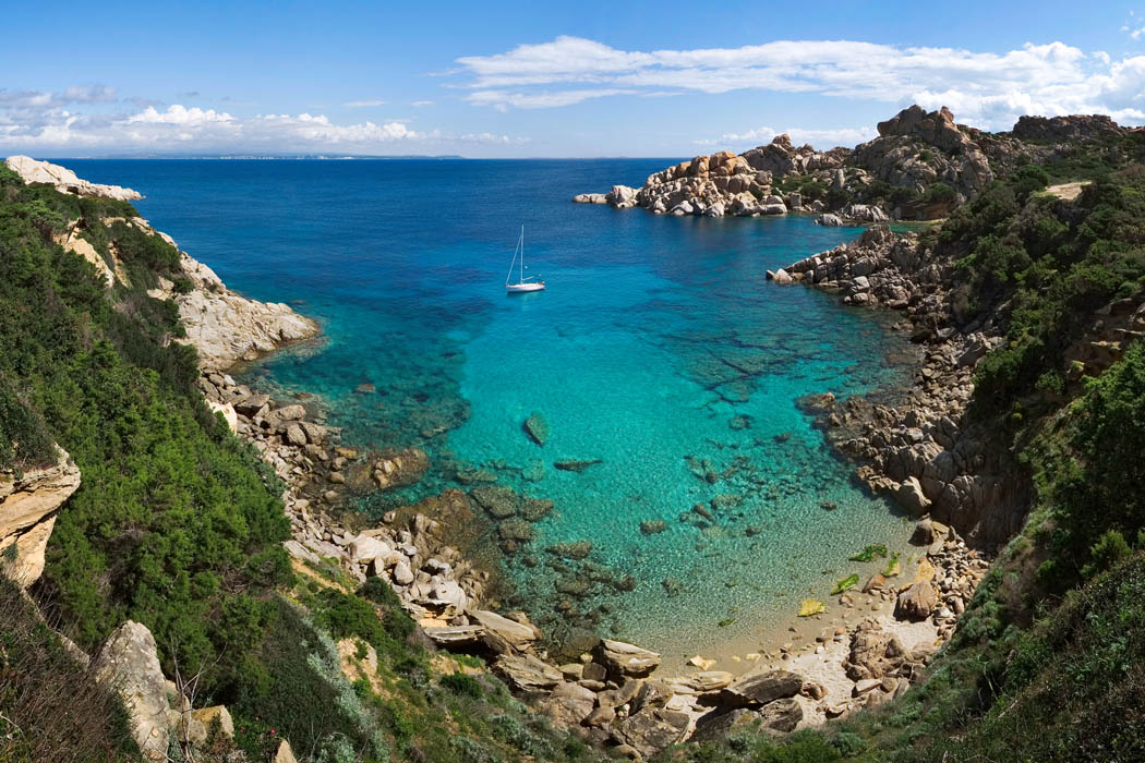 Spiaggia con mare turchese e rocce di granito a Santa Teresa di Gallura, nel Nord Sardegna