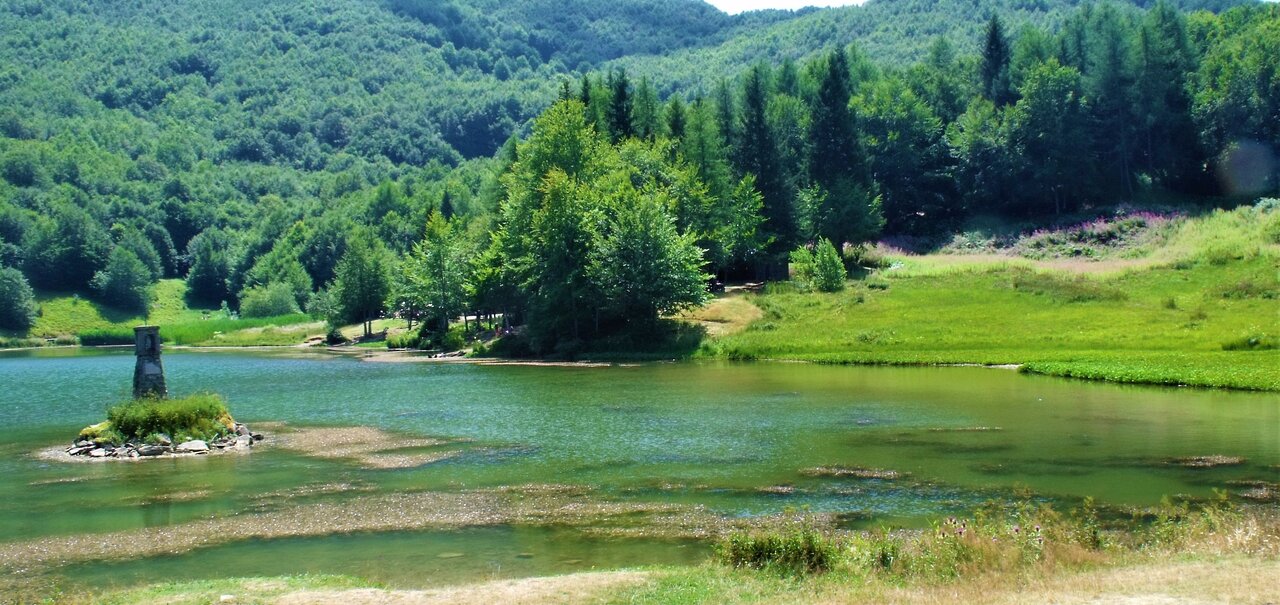 Il Lago di Calamone circondato da boschi di faggi sul monte Ventasso