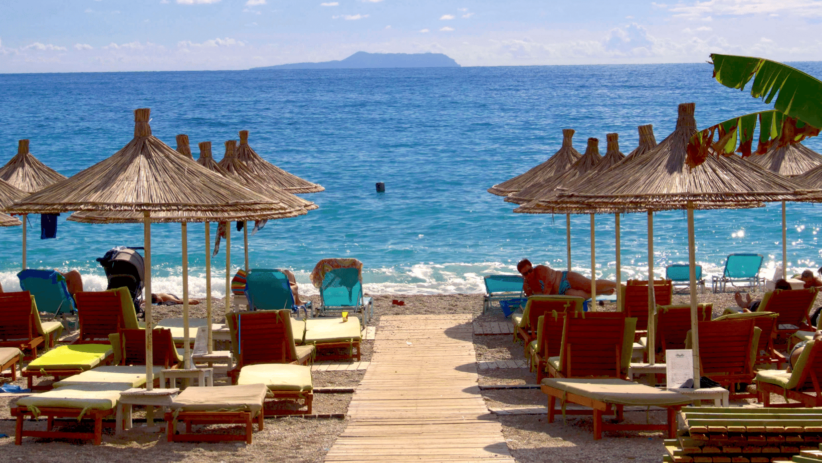 Una spiaggia della riviera ionica in Albania con acque cristalline