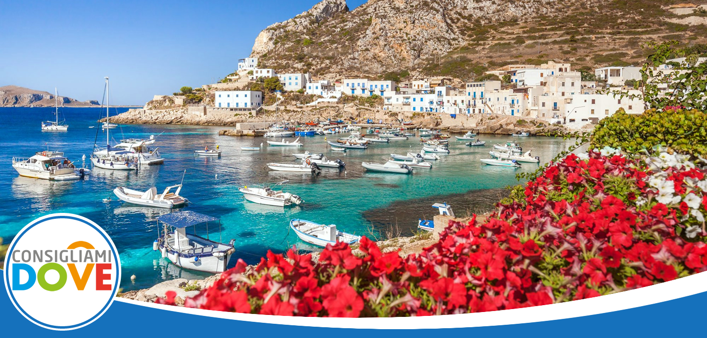 Cala dal mare cristallino alle Isole Egadi nella Sicilia occidentale