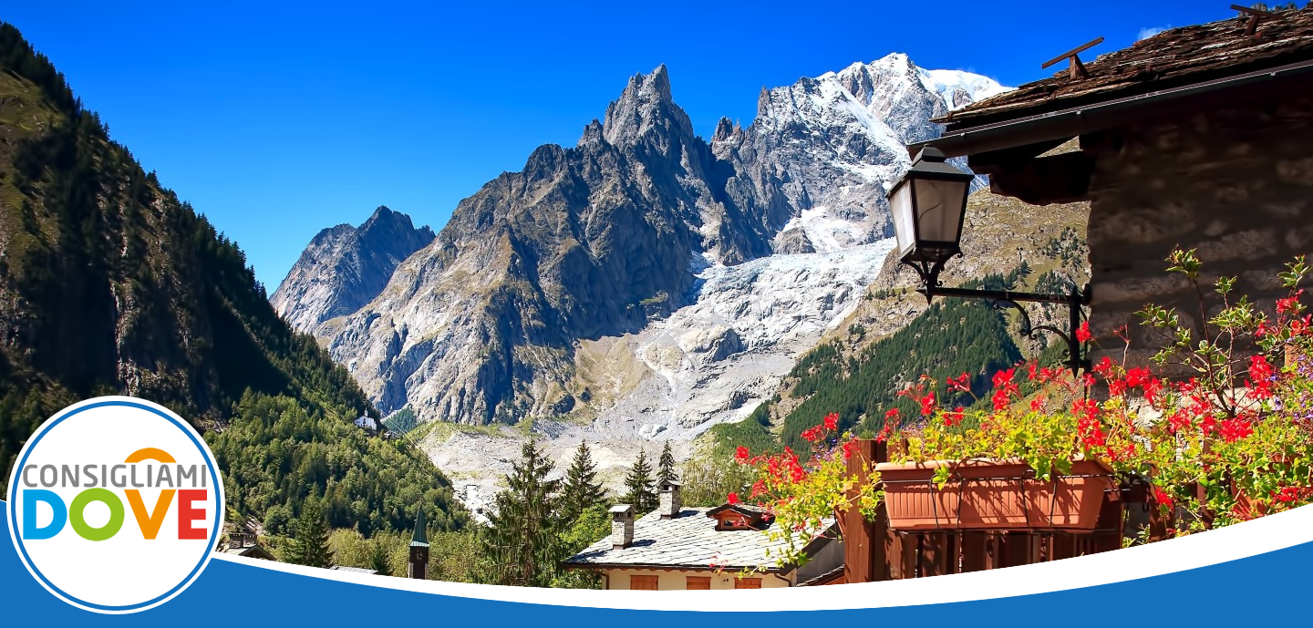 Il borgo di Courmayeur ai piedi del Monte Bianco con le vette innevate